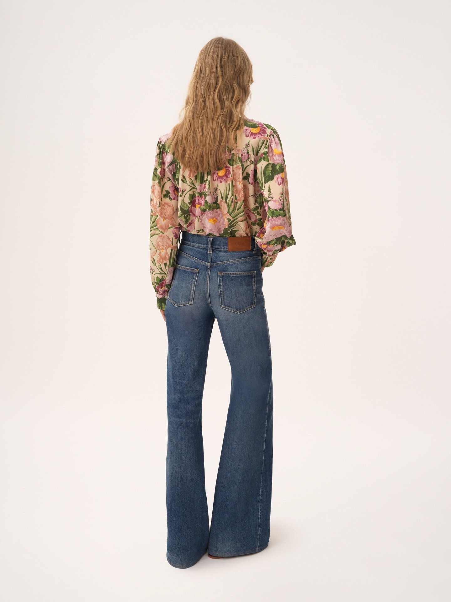 Blouse lavalli&egrave;re large fronc&eacute;e en cr&ecirc;pe de chine - 5