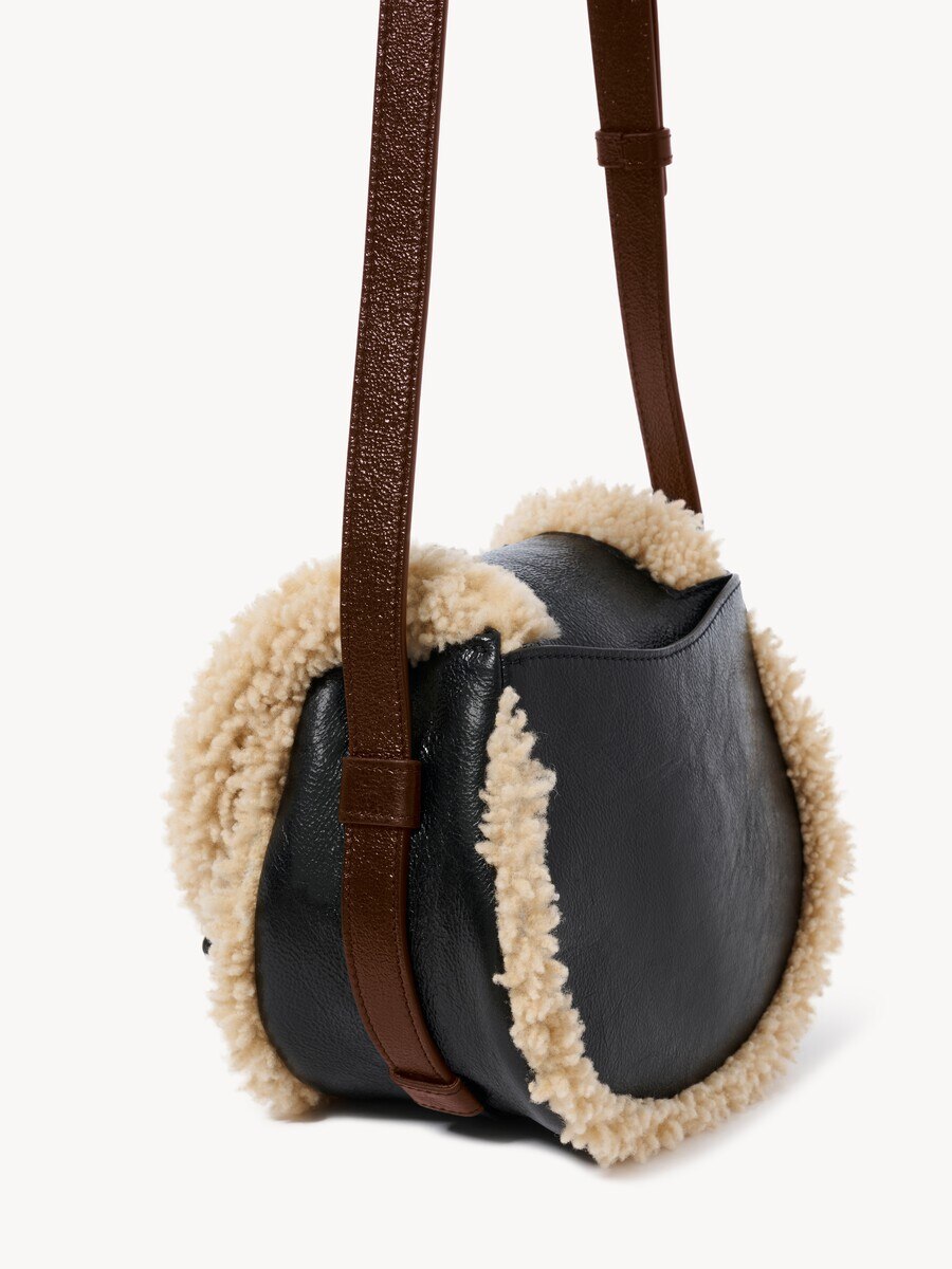 Bolso saddle Marcie peque&ntilde;o de cuero de borrego y cuero granulado - 7