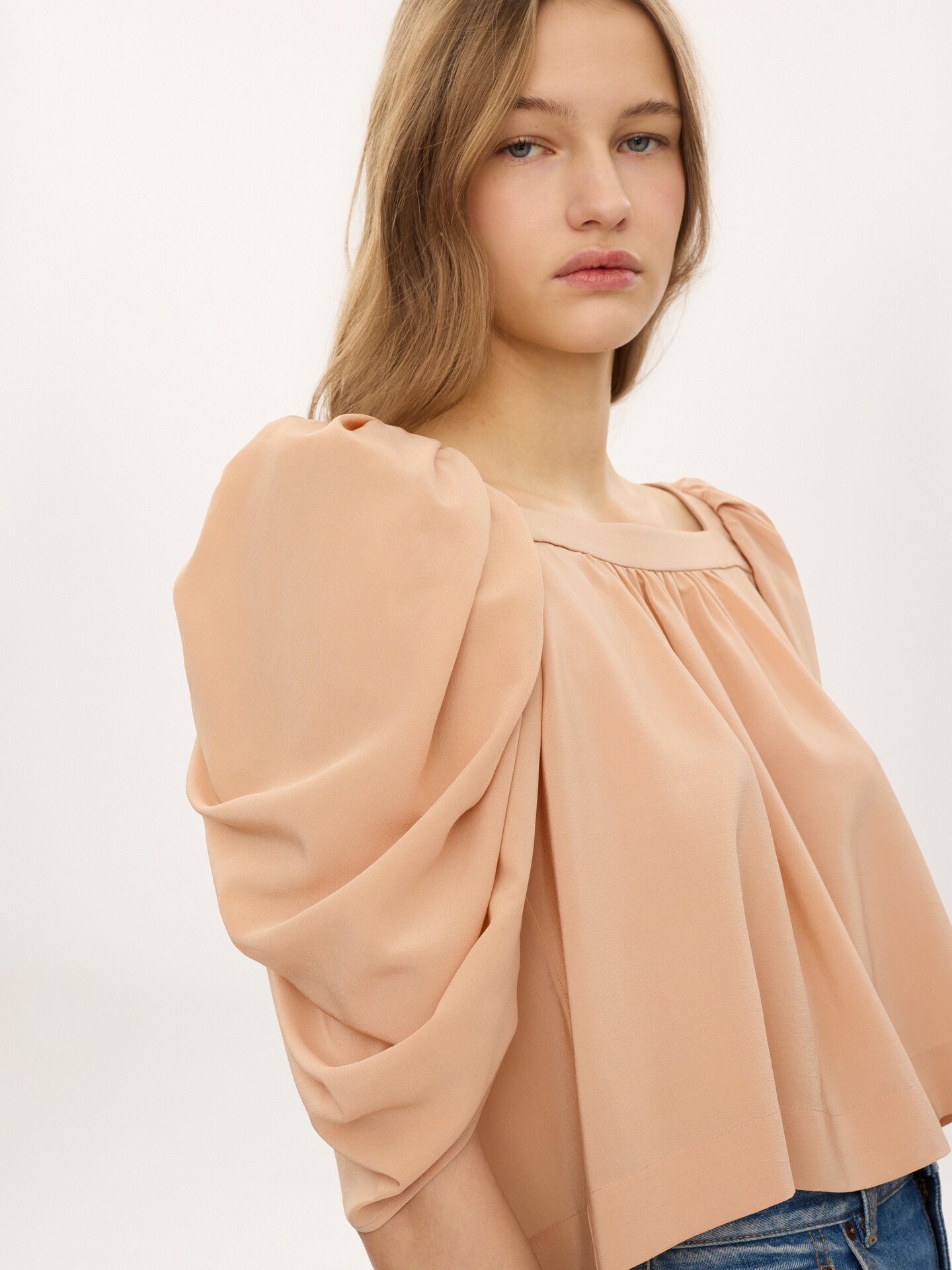 Puff-sleeve pleated top in cr&ecirc;pe de chine - 6
