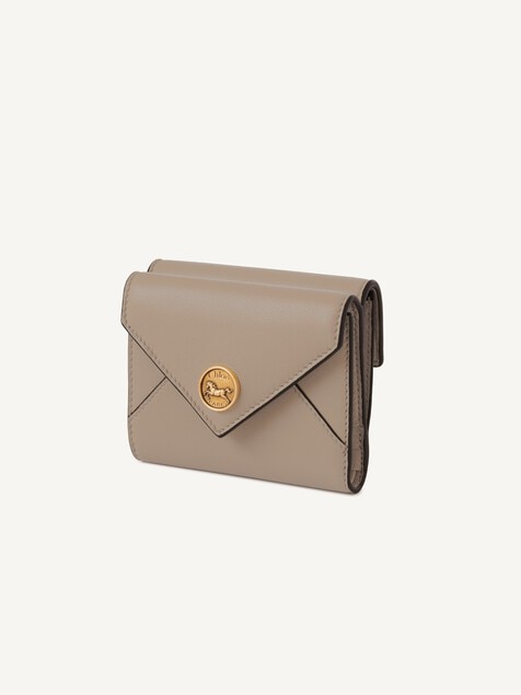 Kleines dreifach klappbares Envelope Portemonnaie aus genarbtem Leder