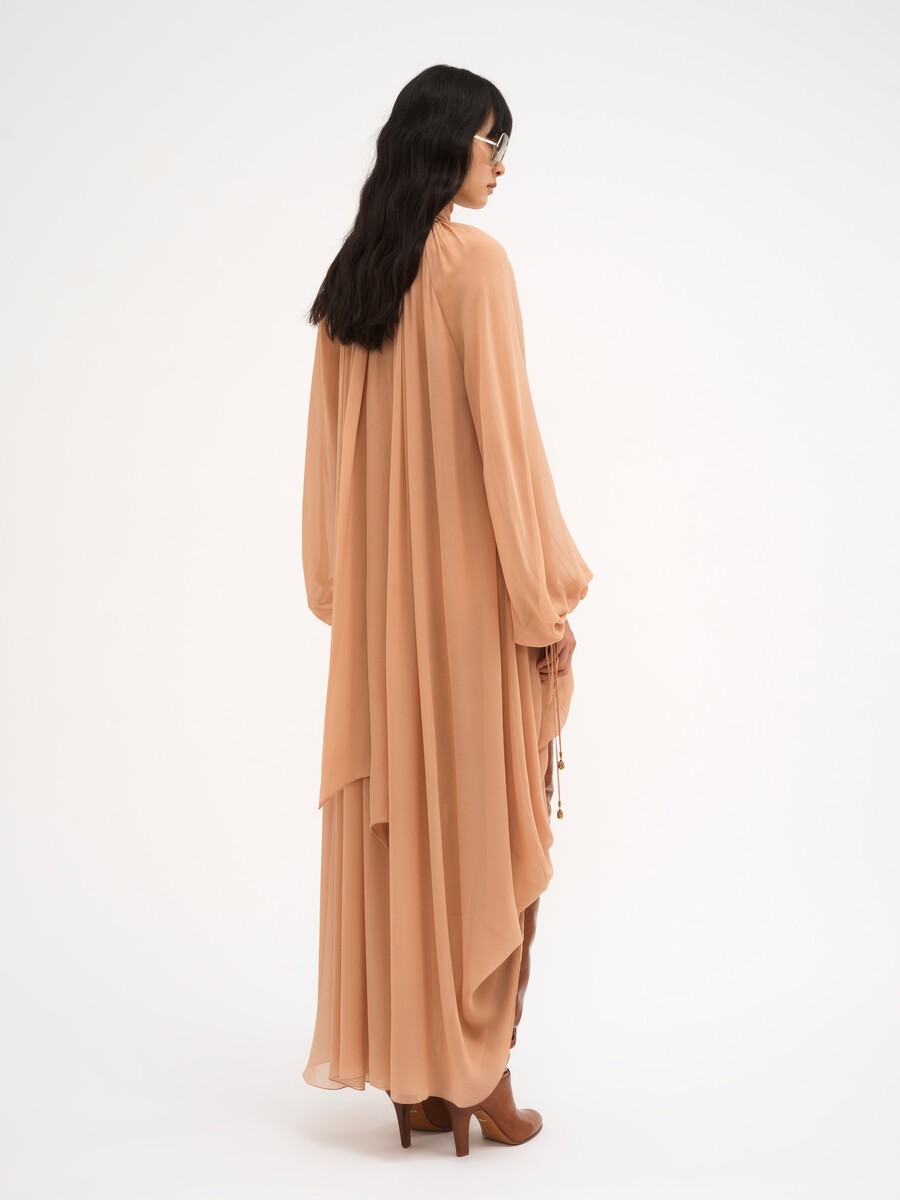 Vestido largo fruncido con cuello cerrado de georgette de seda - 5