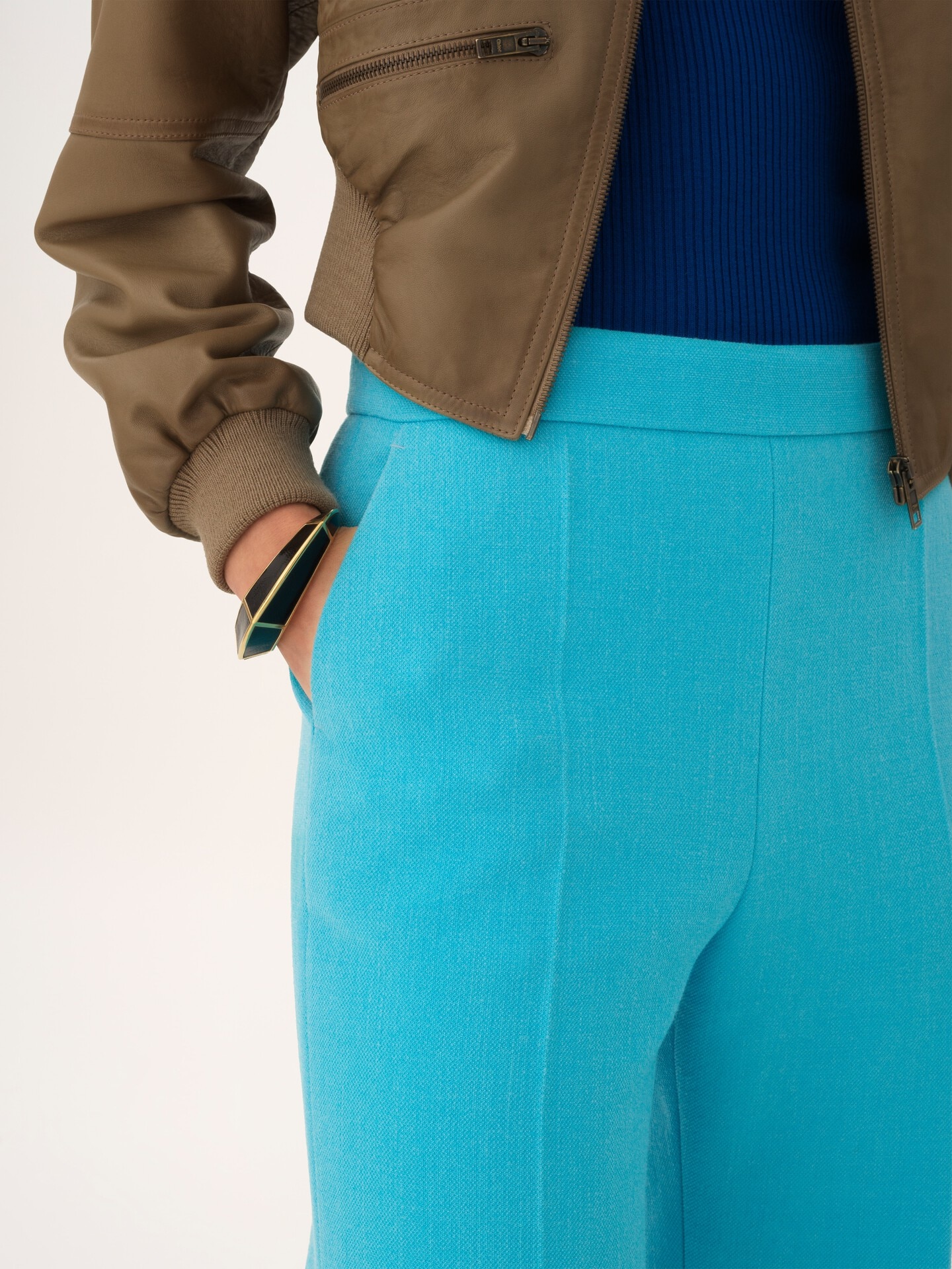 Straight cropped pants in wool cr&ecirc;pe - 7