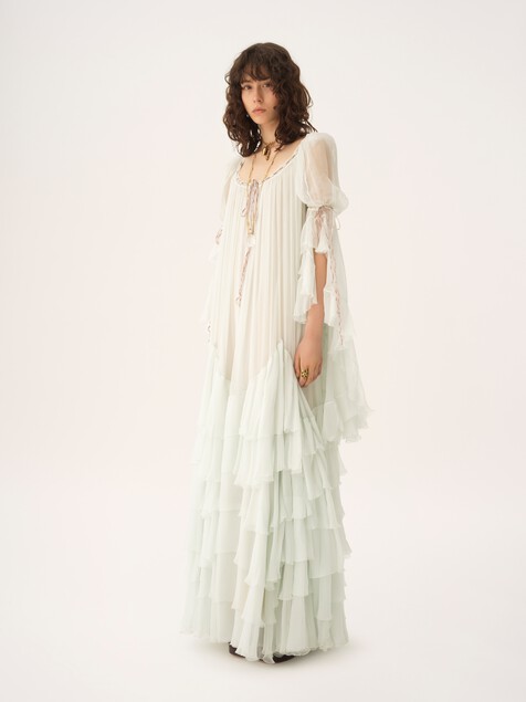 Vestido largo oversize con volantes de muselina de seda