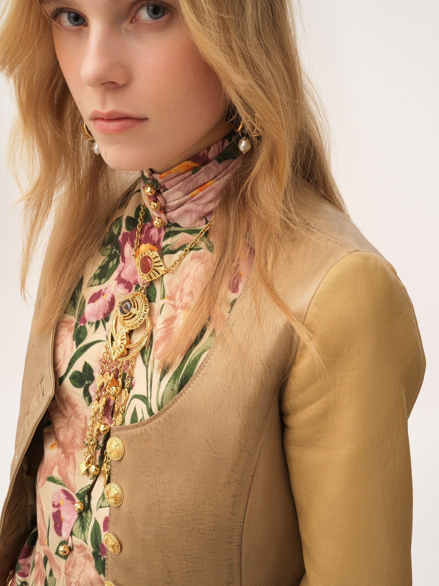 Scoop-neck cinched jacket in leather - 8
