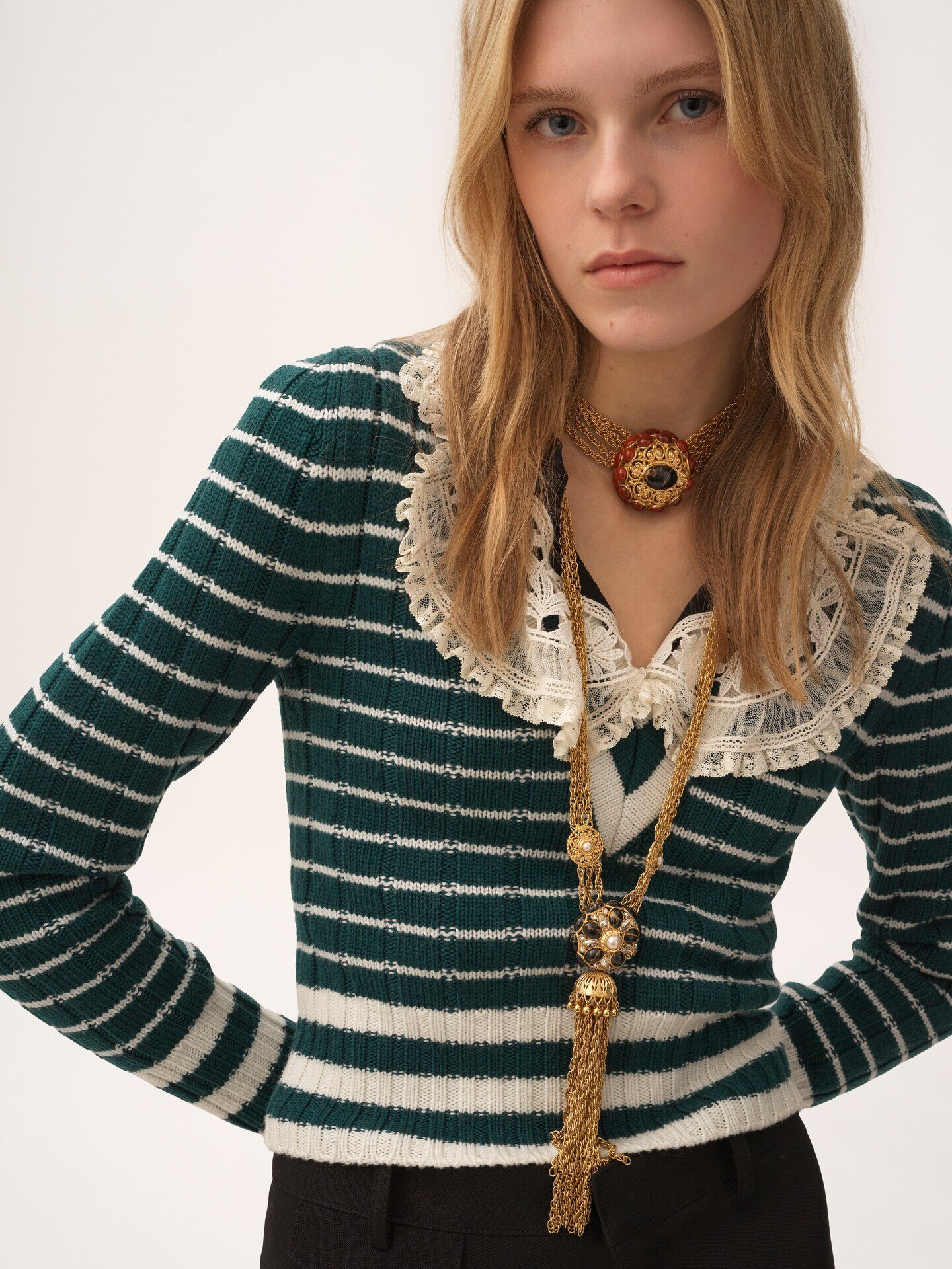 V-neck fitted jumper in a merino wool knit - 5