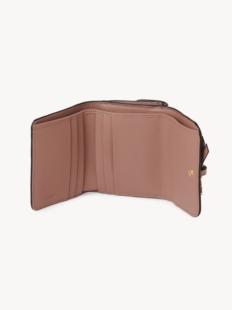 グレインレザー製Alphabetスモールトリフォールド