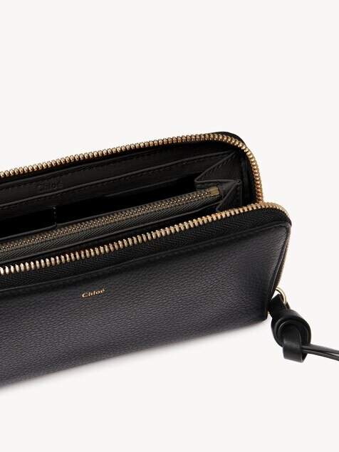 Cartera larga con cremallera Alphabet de cuero granulado