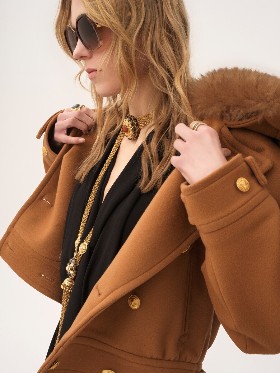 Short boxy double-breasted coat in soft wool - 7