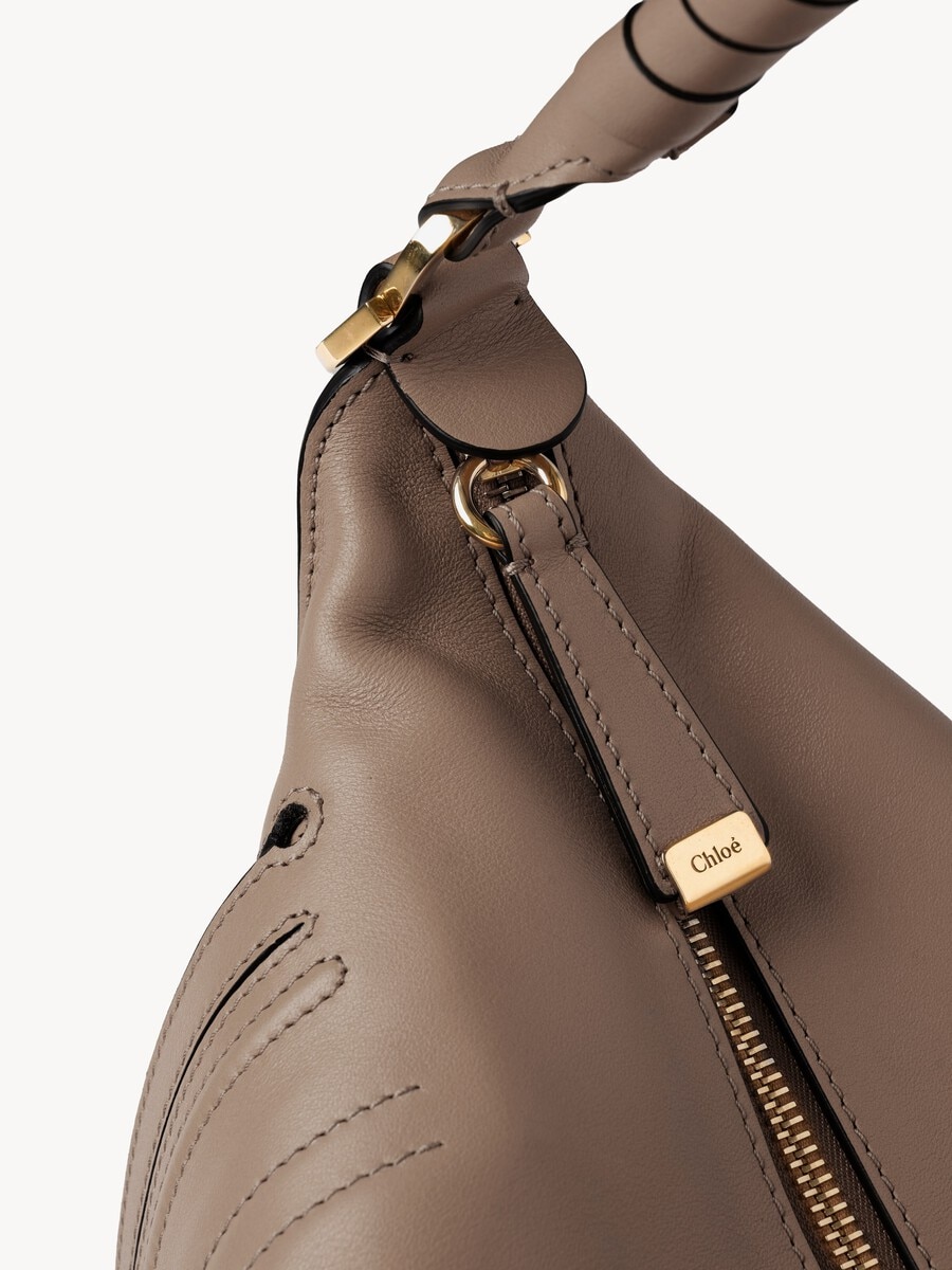 Kleine Marcie Schultertasche aus weichem Leder - 8