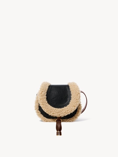 Kleine Marcie Saddle Bag aus Shearling und genarbtem Leder