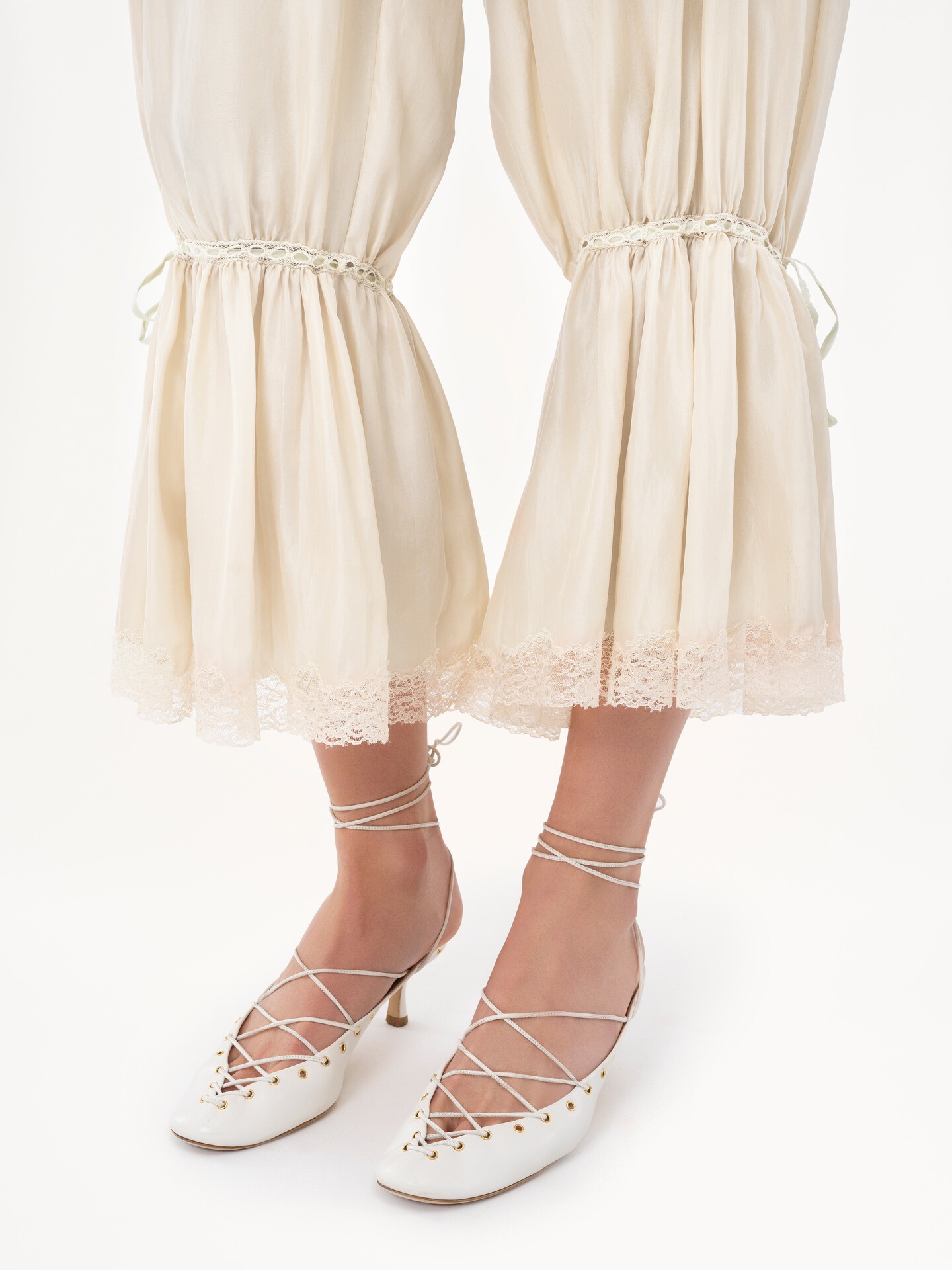 Fluid cropped trousers in washed silk pong&eacute; & lace - 6