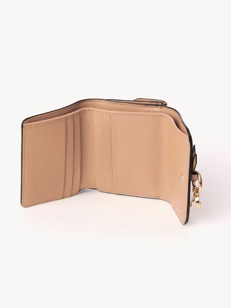 Petit portefeuille &agrave; trois volets Alphabet en cuir grain&eacute;