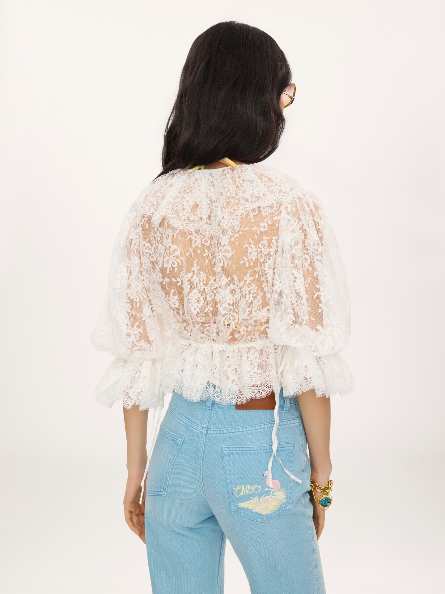 Top cropped de encaje con cuello en V y volantes - 5.0