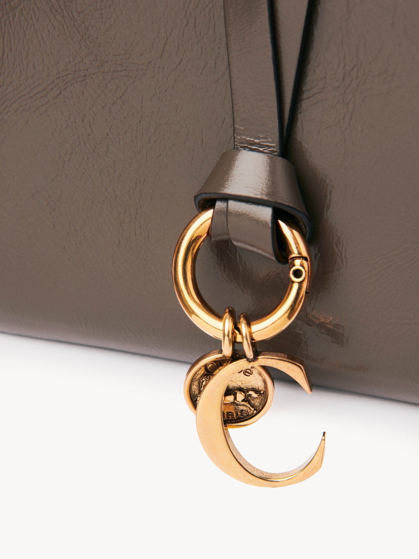 Portefeuille &agrave; deux volets Alphabet en cuir brillant - 6