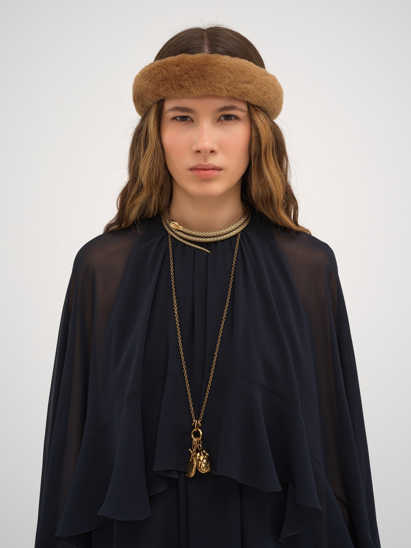 Mini robe en georgette de soie &agrave; cape volant&eacute;e - 8