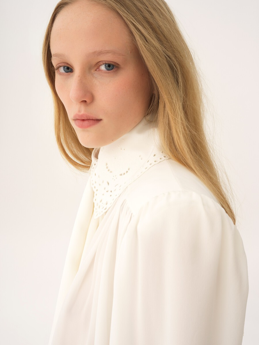 Blouse lavalli&egrave;re fronc&eacute;e en cr&ecirc;pe de chine et broderie anglaise - 5