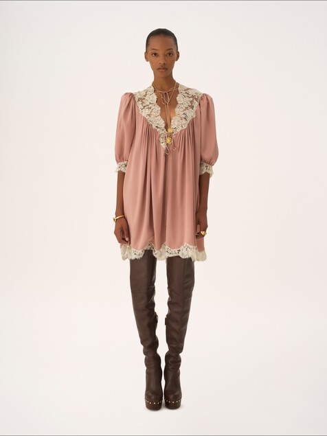 Mini abito arricciato con scollo a V in satin di seta slavato e pizzo