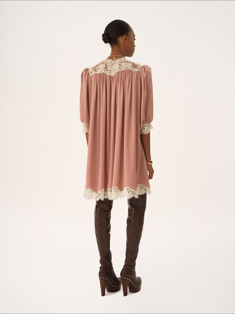 Mini abito arricciato con scollo a V in satin di seta slavato e pizzo