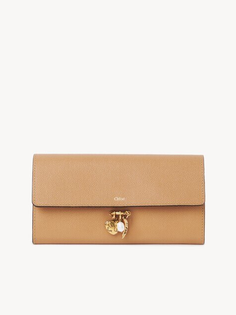 Portefeuille long &agrave; rabat Chlo&eacute; Charms en cuir grain&eacute;