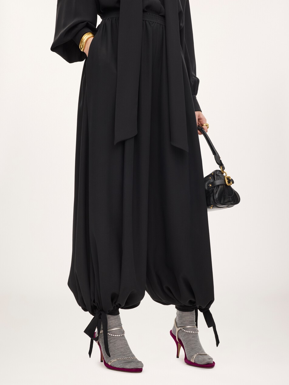Fluid pleated pants in cr&ecirc;pe de chine