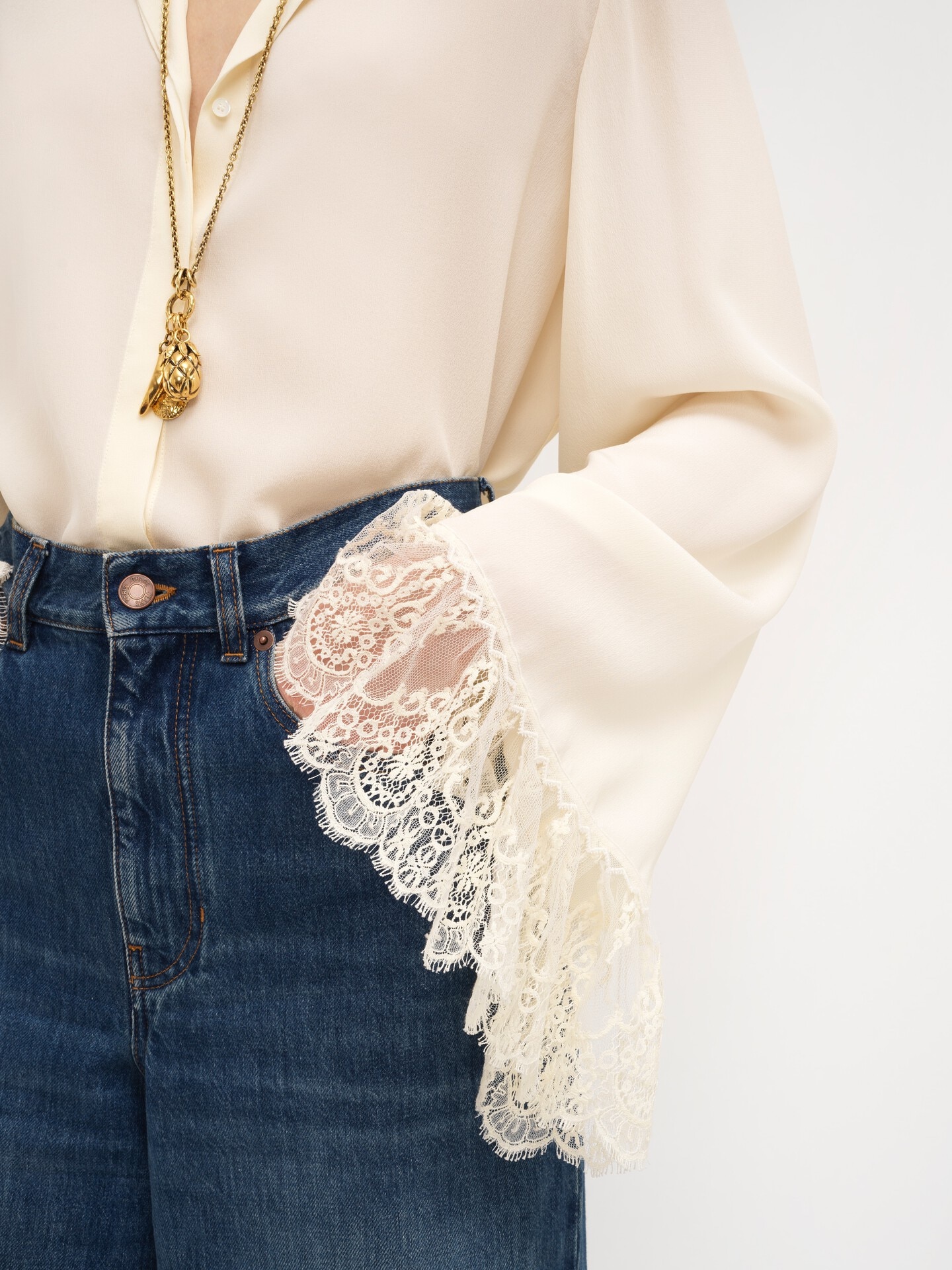 Blouse sans col volant&eacute;e en cr&ecirc;pe de chine - 7