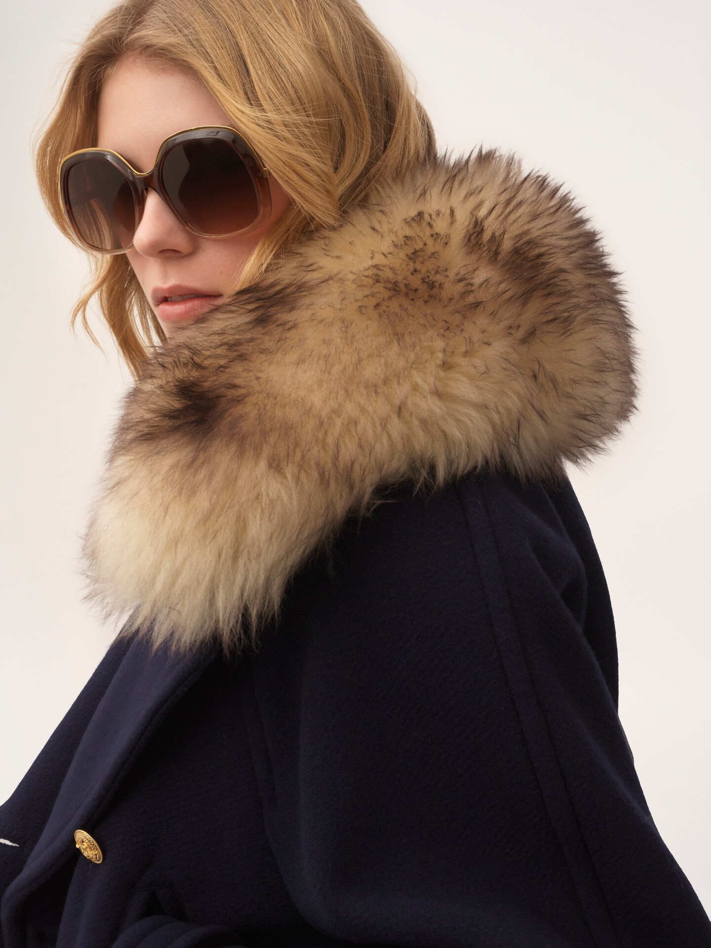 Short boxy double-breasted coat in wool - 7