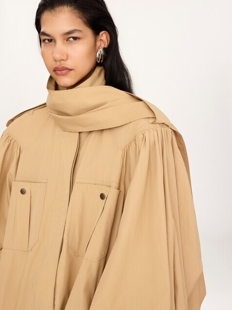 Hochgeschlossener geraffter Trenchcoat aus Baumwollpopeline