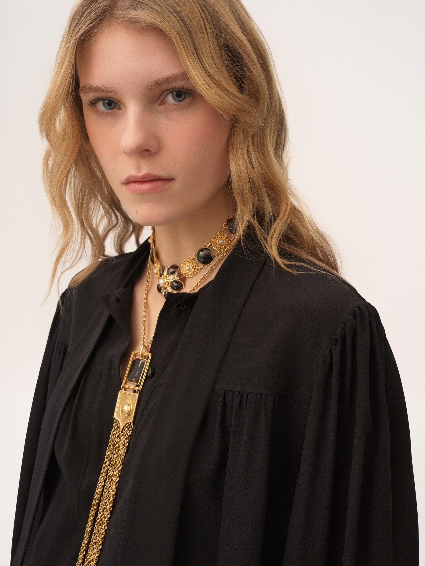 Blouse lavalli&egrave;re large fronc&eacute;e en cr&ecirc;pe de chine - 7