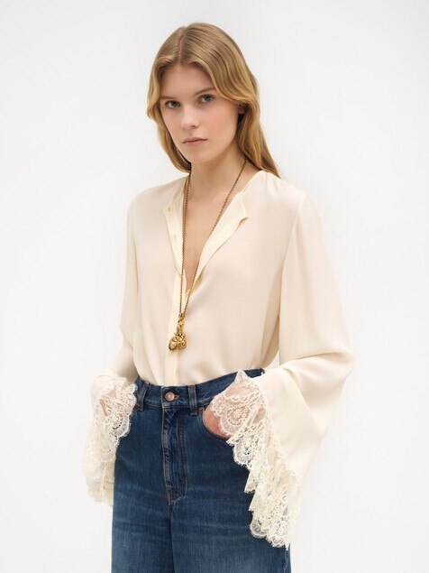 Collarless fluid blouse in cr&ecirc;pe de chine