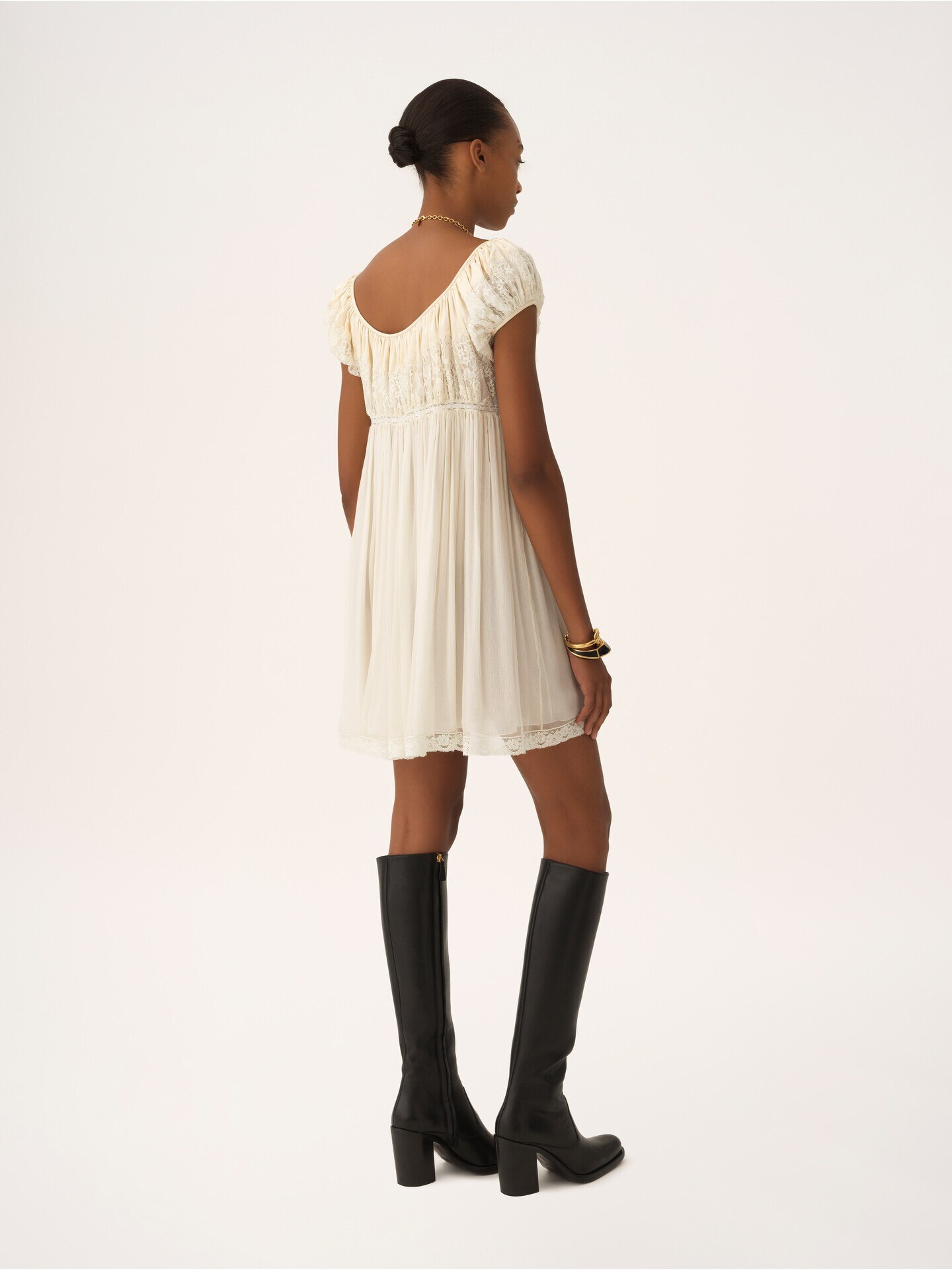 Mini robe manches courtes en mousseline de soie et dentelle - 4.0