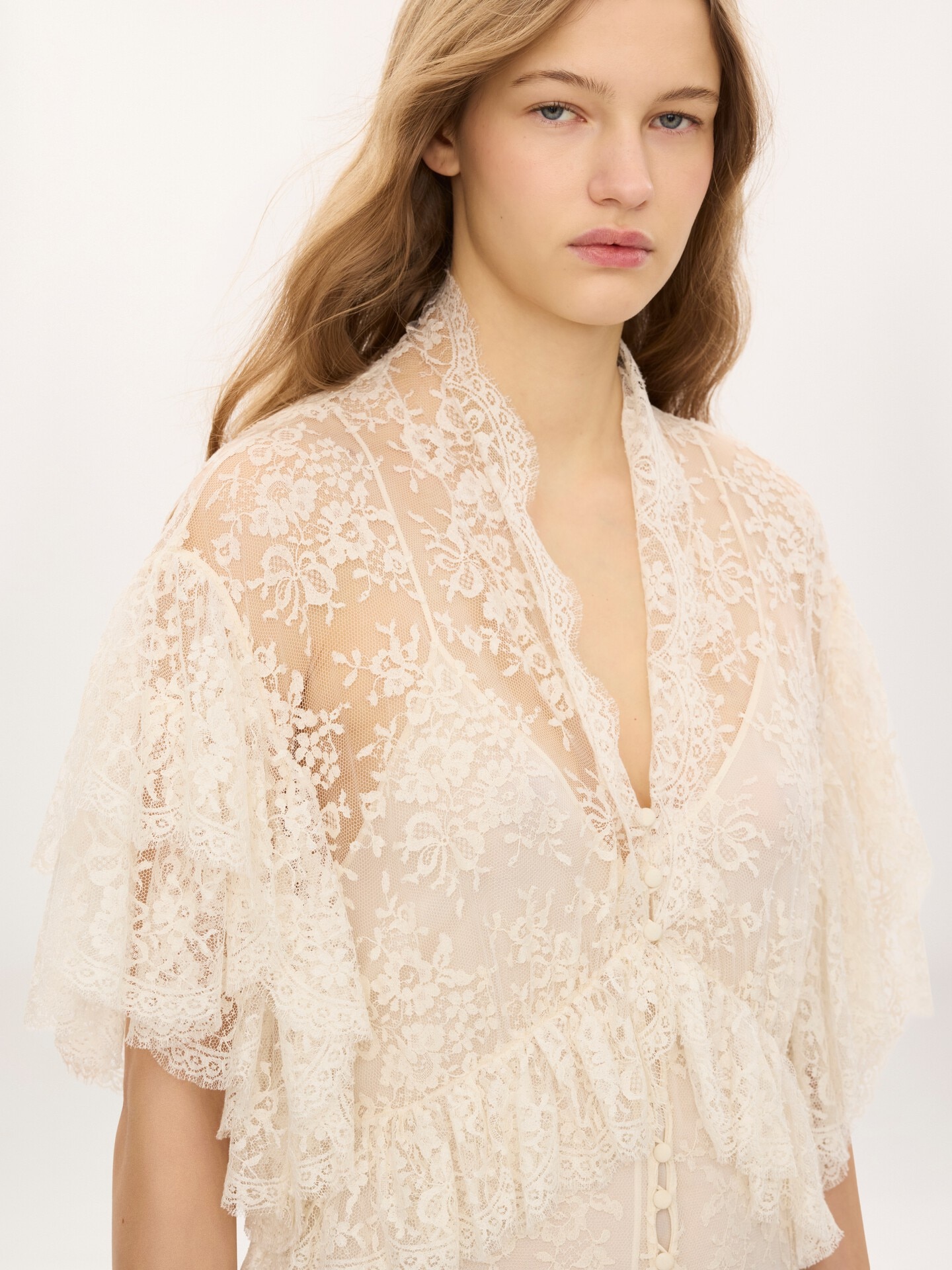 Long ruffled dress in lace - 3.0