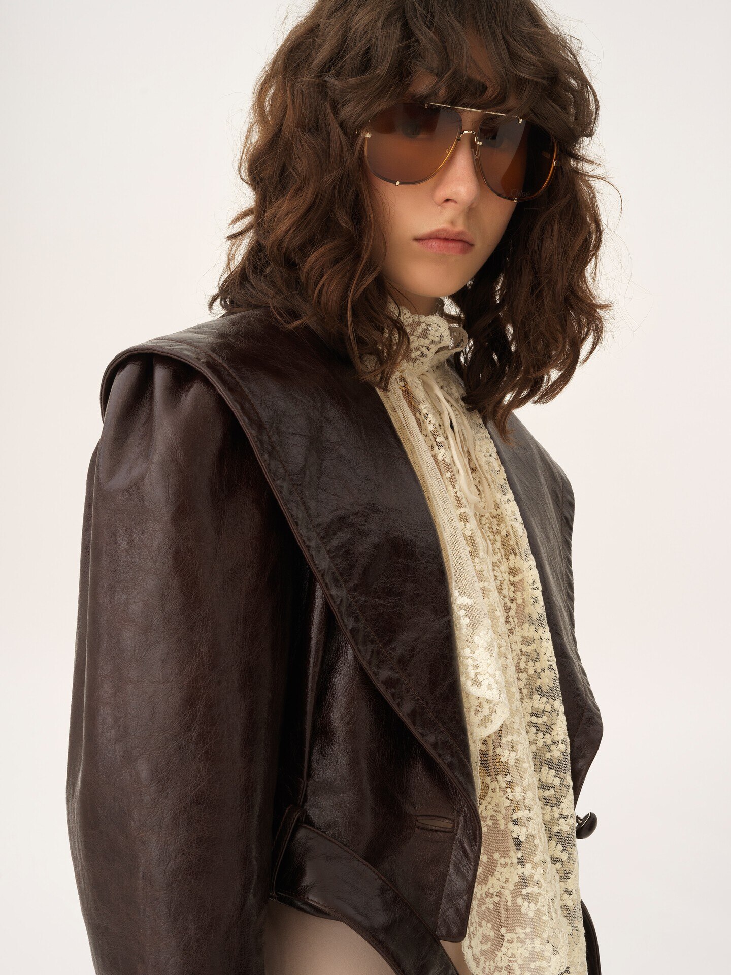 Chaqueta ajustada cropped de cuero - 9