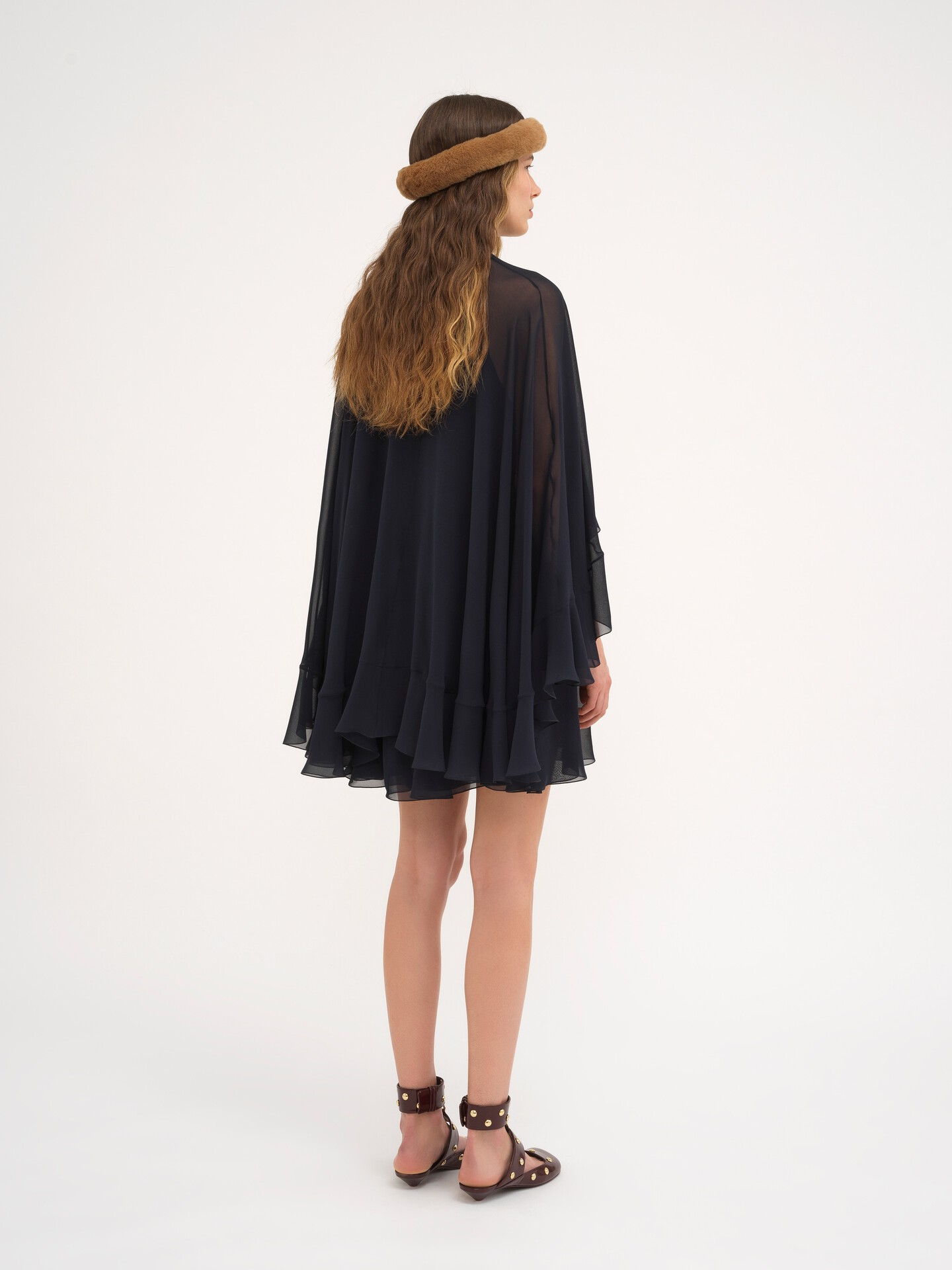 Mini robe en georgette de soie &agrave; cape volant&eacute;e - 7