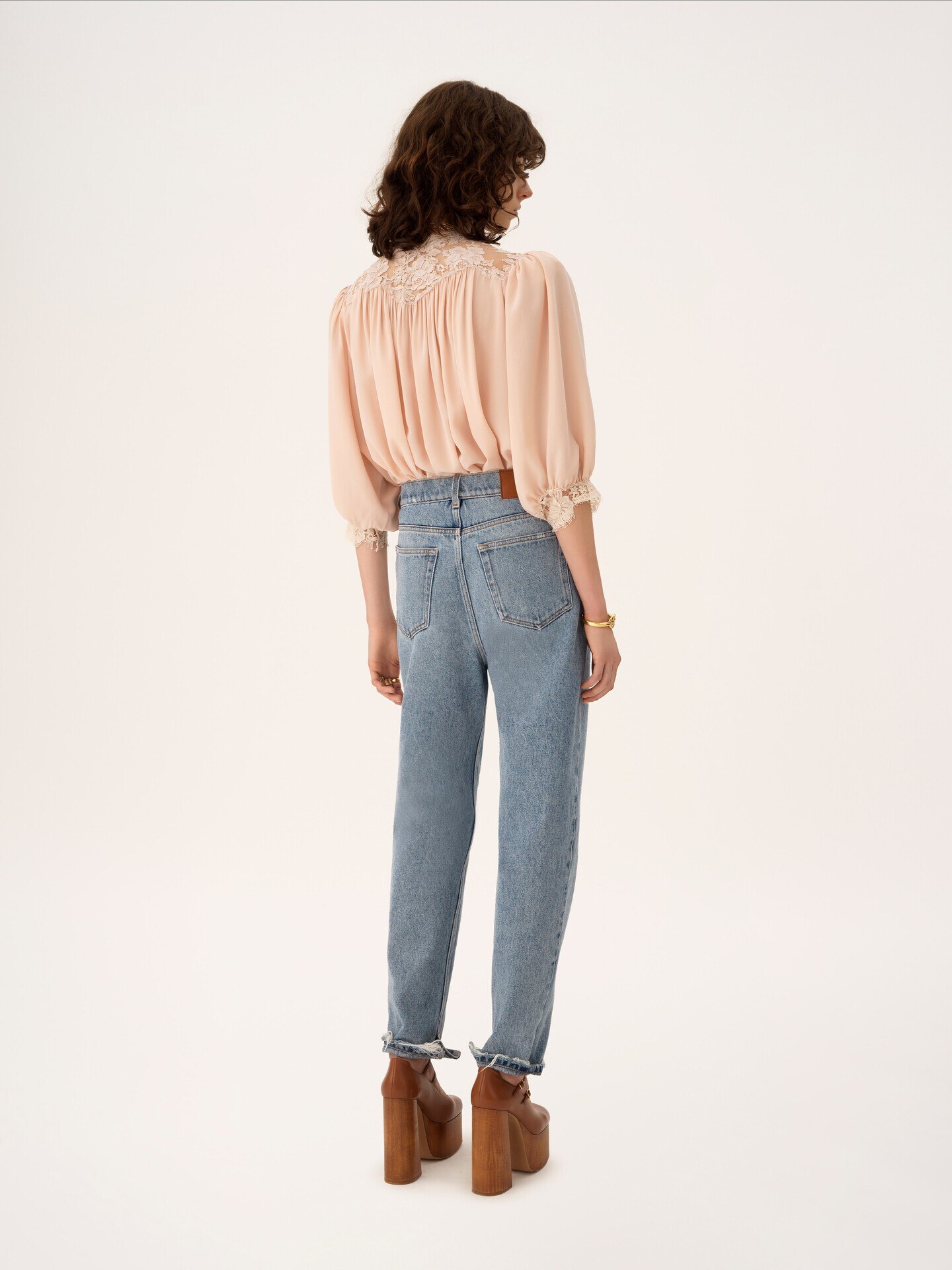 Hochtaillierte Tapered-Jeans aus Denim - 5