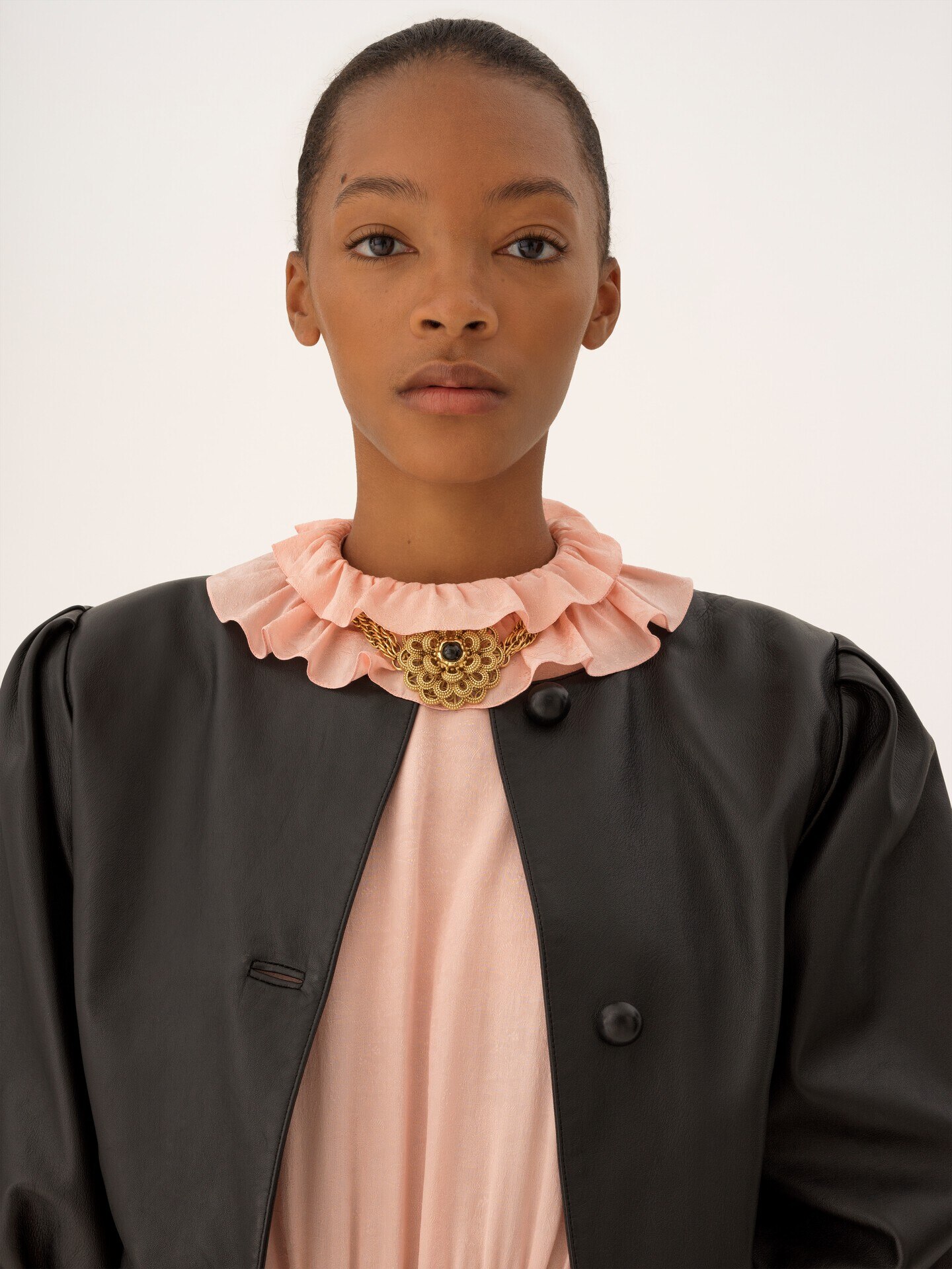 Cropped collarless jacket in leather - 8