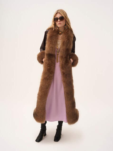 Long column coat in leather