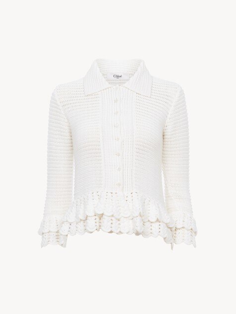 Schmal geschittene Strickjacke aus H&auml;kel-Strick mit R&uuml;schen