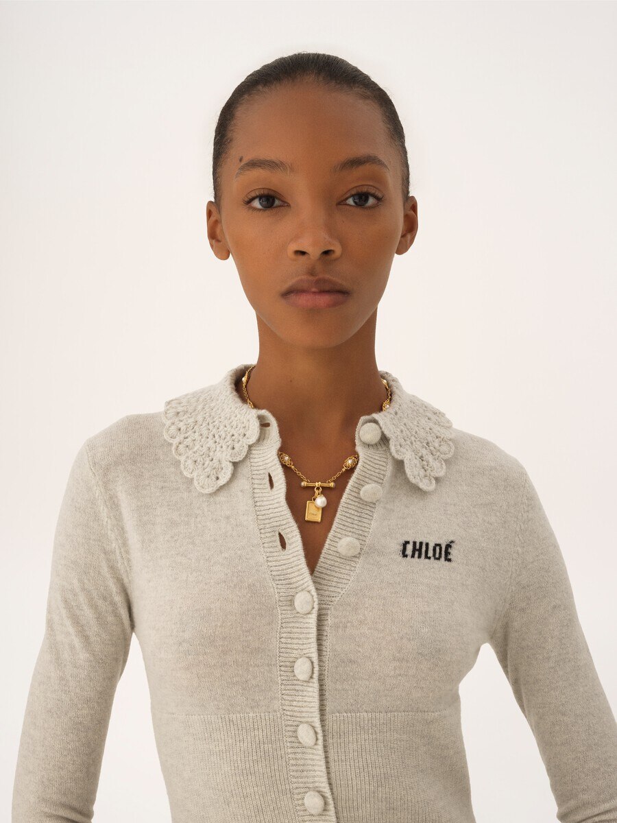 K&ouml;rperbetonte Strickjacke aus Wollstrick mit Logo - 7