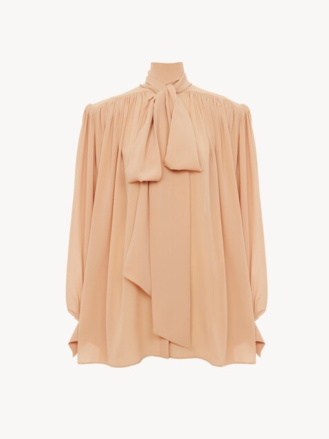 Blouse lavalli&egrave;re oversize fronc&eacute;e en cr&ecirc;pe de chine