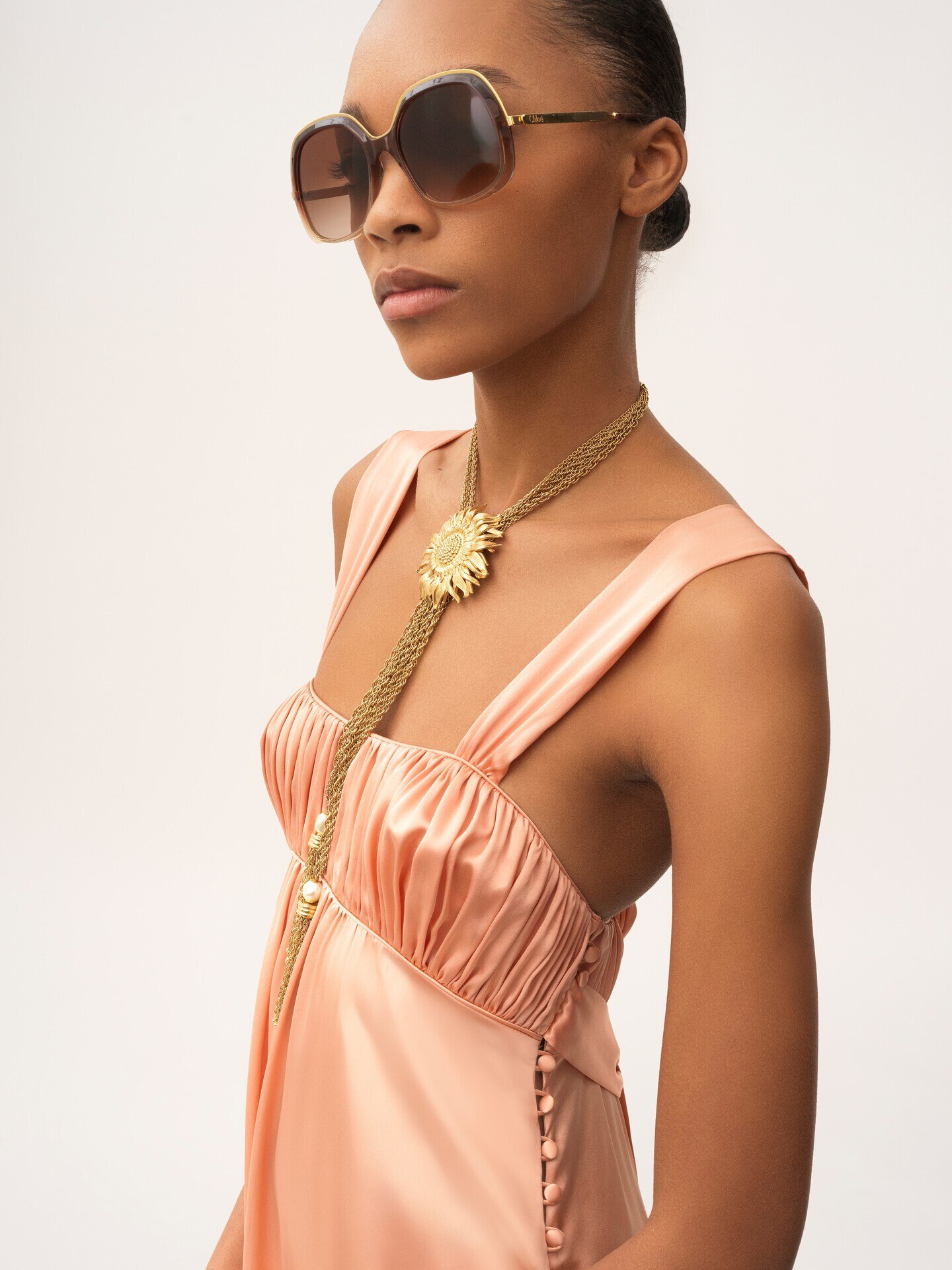 Robe longue sans manches fronc&eacute;e en satin de soie - 5