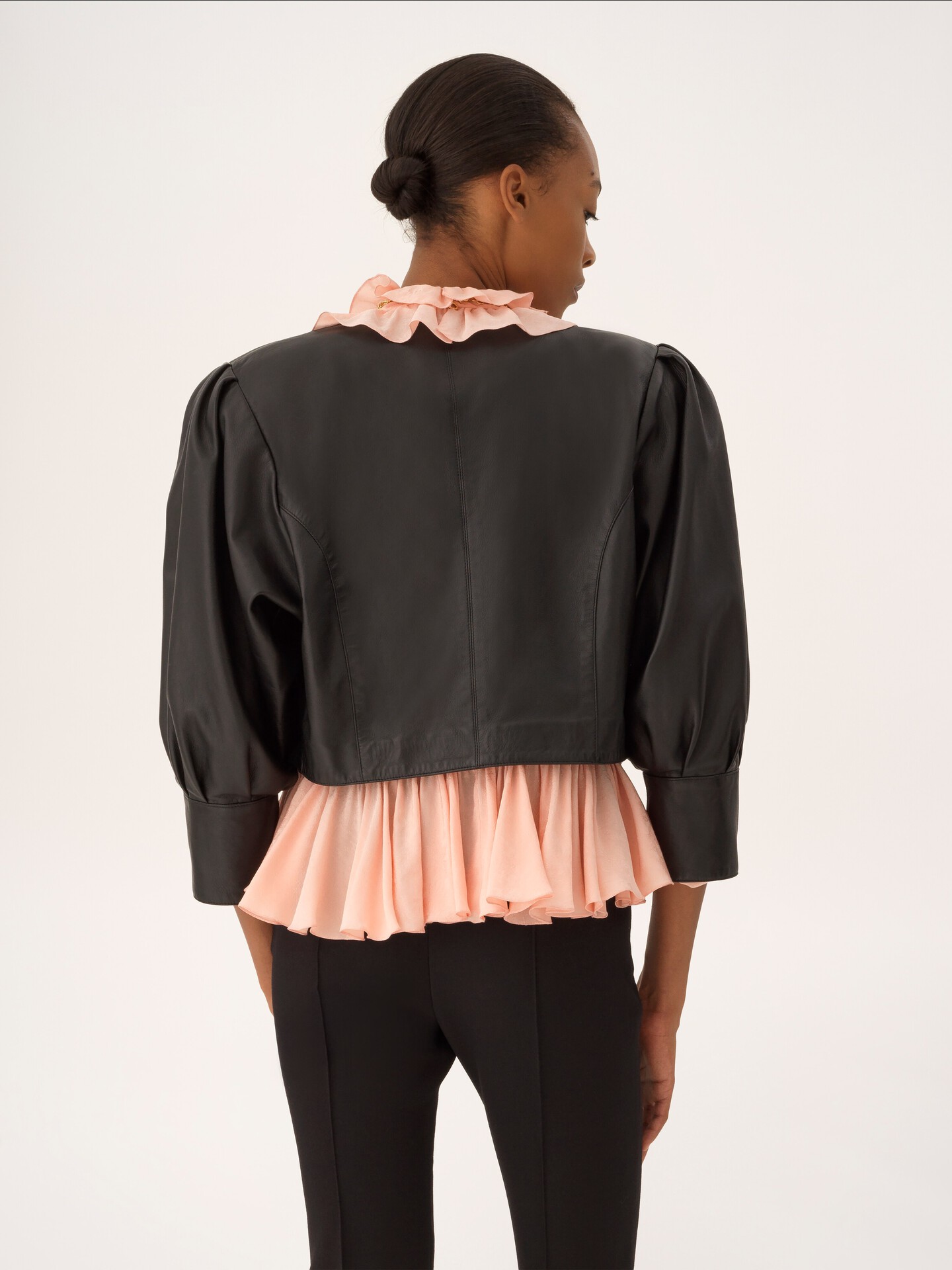 Cropped collarless jacket in leather - 7