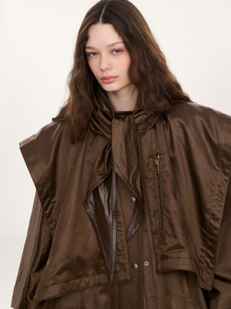 Manteau cape long &agrave; capuche en satin