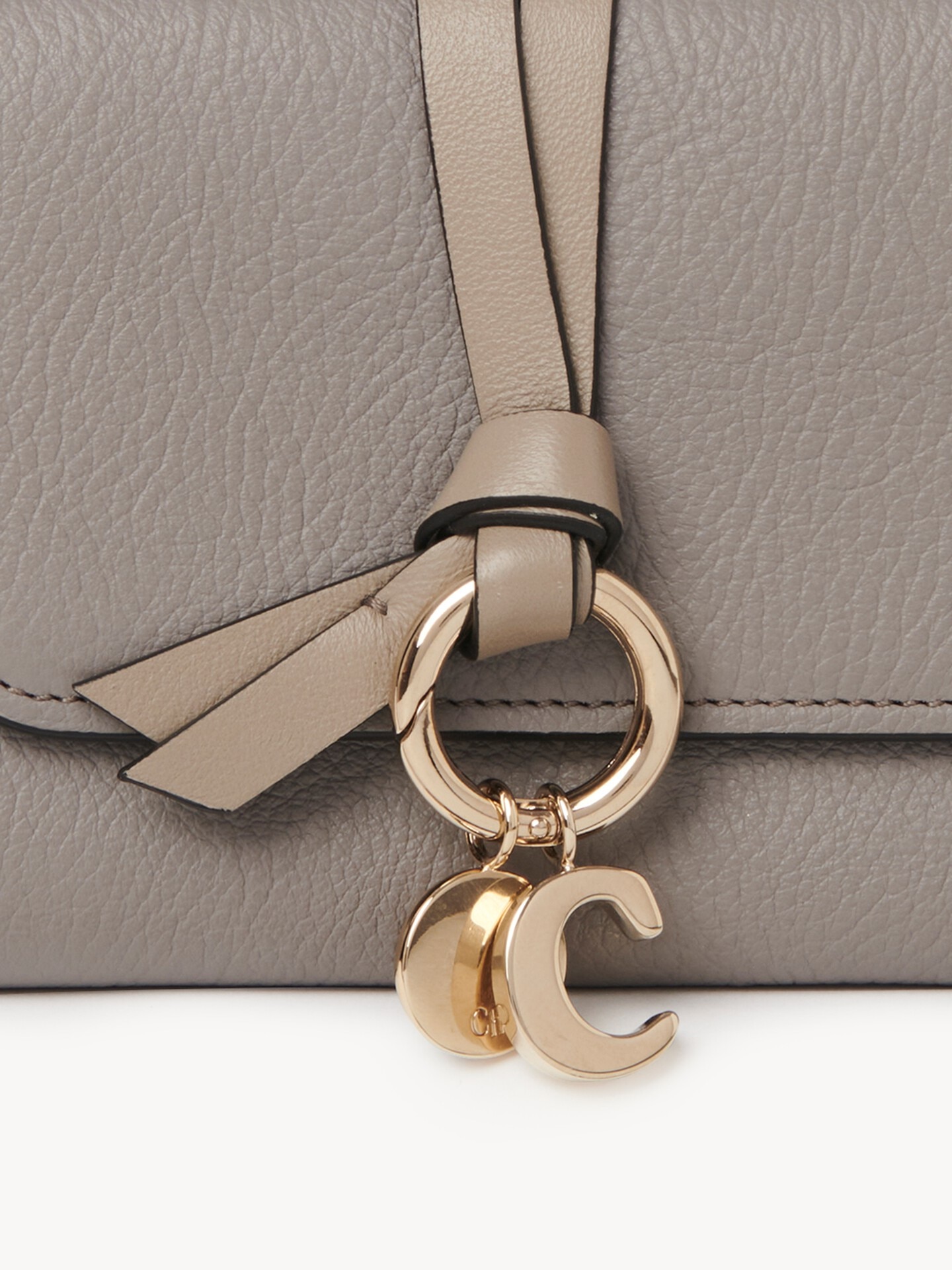 Portefeuille compact &agrave; trois volets Alphabet en cuir grain&eacute; - 4