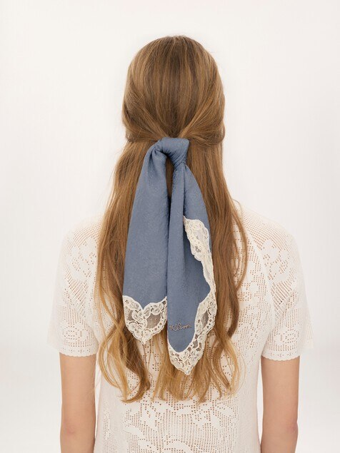 Foulard carr&eacute; Chlo&eacute; Poetic en soie et dentelle