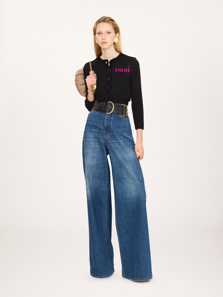 K&ouml;rperbetonte Cropped-Strickjacke aus Baumwollstrick mit Logo  - 3
