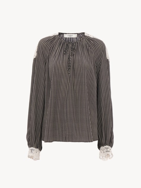 Top de cuello abierto de crep&eacute; de seda china y encaje