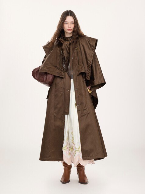 Manteau cape long &agrave; capuche en satin