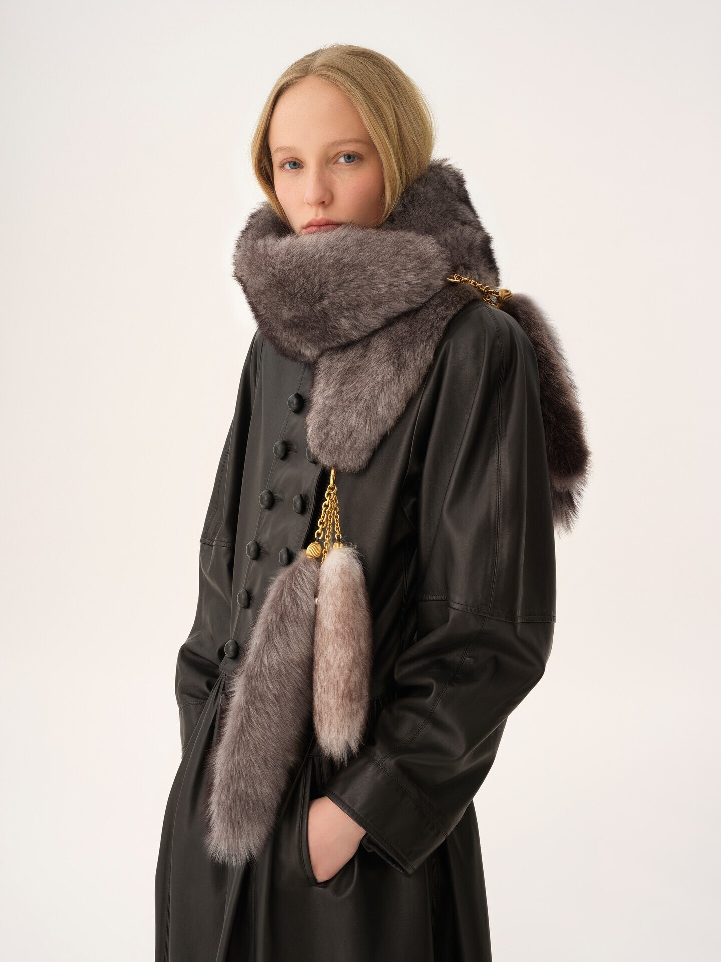 The Treasure Tails scarf in shearling - 4.0