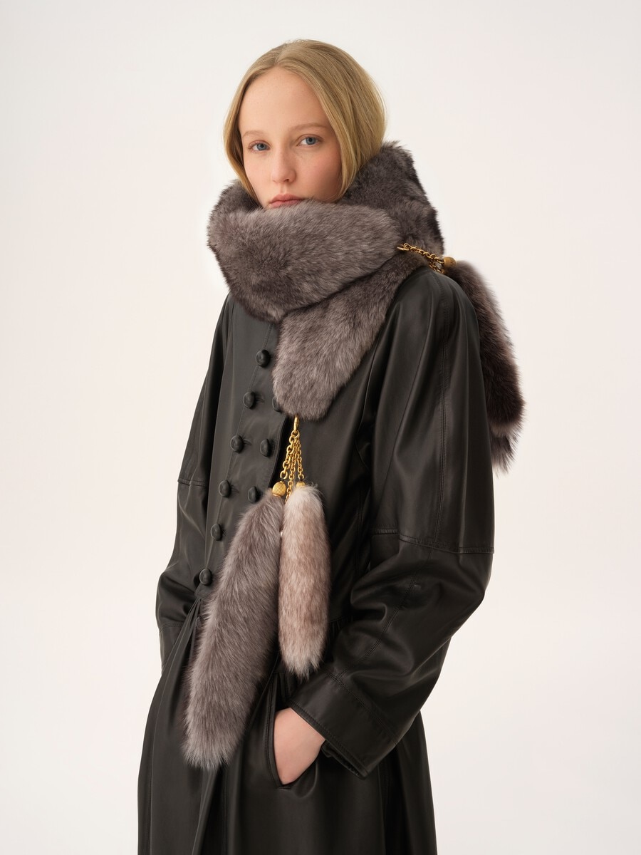 The Treasure Tails scarf in shearling - 4