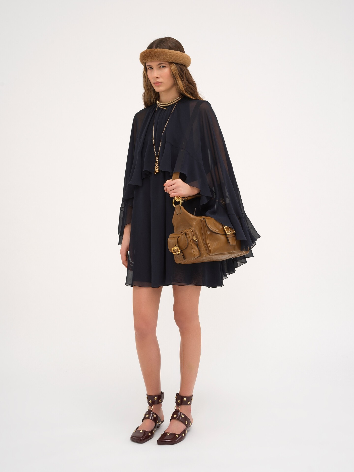 Mini robe en georgette de soie &agrave; cape volant&eacute;e - 3